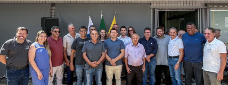 Assinatura da ordem de serviço para a pavimentação da estrada que liga o município a Divinópolis via Cacoco